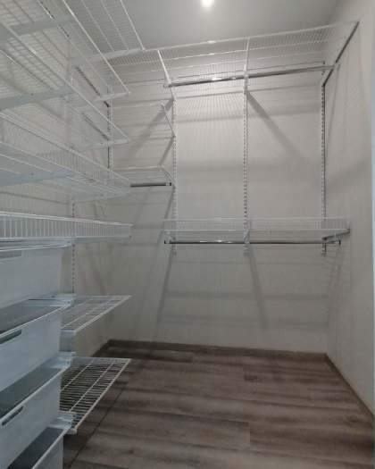 Белая угловая гардеробная с выдвижными корзинами, ~1,8×2 м, фото 1