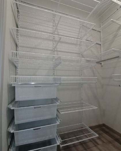 Белая угловая гардеробная с выдвижными корзинами, ~1,8×2 м, фото 2