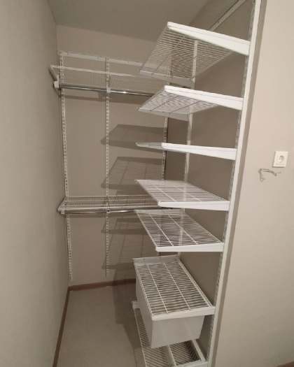 Белая угловая гардеробная с выдвижными корзинами, ~1,2×1,7 м, фото 1