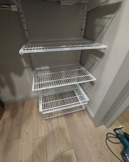 Белая угловая гардеробная с выдвижными корзинами, ~1,2×1,5 м, фото 1