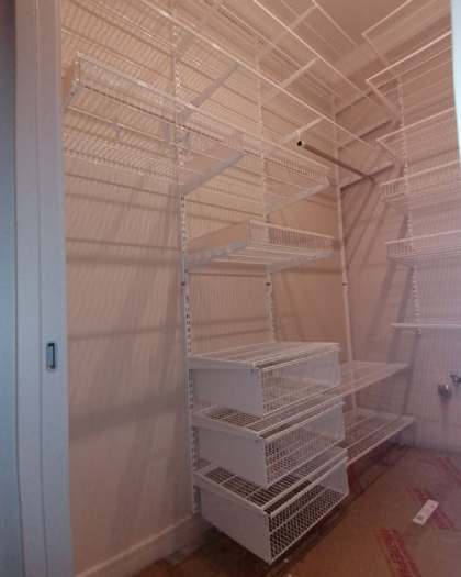 Белая угловая гардеробная с выдвижными корзинами, ~1,5×1,8 м, фото 1