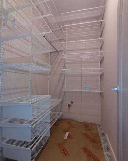 Белая угловая гардеробная с выдвижными корзинами, ~1,5×1,8 м, фото 2