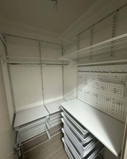 Белая угловая гардеробная с выдвижными корзинами, ~1,4×2 м, фото 1