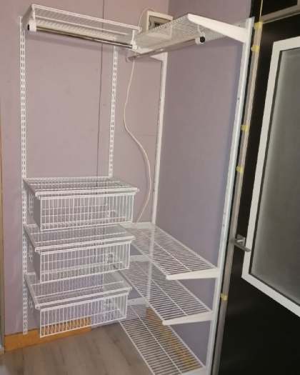 Белая угловая гардеробная с выдвижными корзинами, фото 1