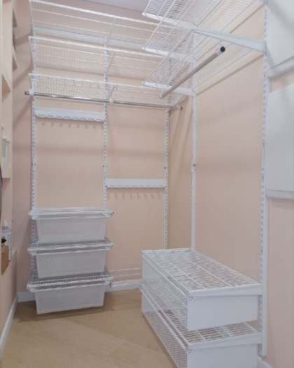 Белая угловая гардеробная с выдвижными корзинами, ~1,3×2 м, фото 1