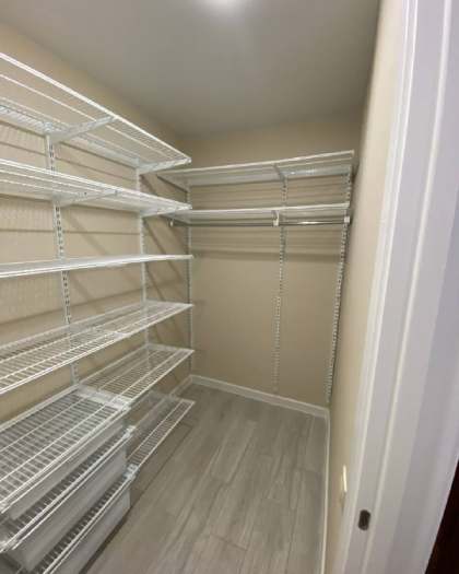 Белая угловая гардеробная с выдвижными корзинами, ~2,2×1,7 м, фото 1