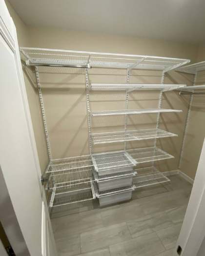 Белая угловая гардеробная с выдвижными корзинами, ~2,2×1,7 м, фото 2