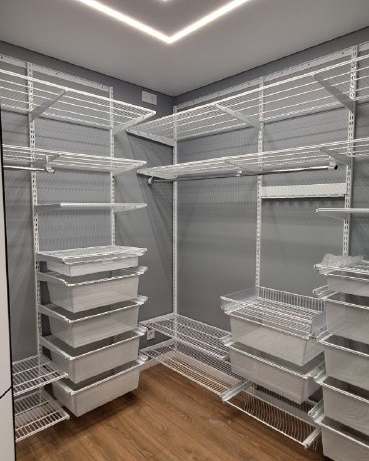 Белая угловая гардеробная с выдвижными корзинами, ~2×1,8 м, фото 1