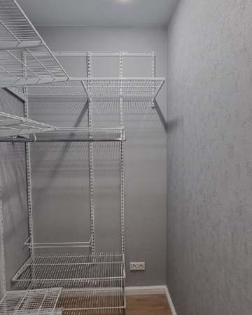 Белая угловая гардеробная с выдвижными корзинами, ~2,4×1,8 м, фото 1