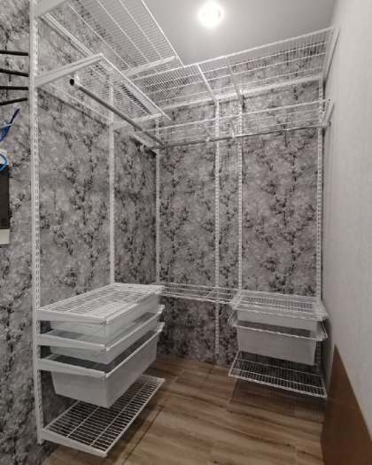 Белая угловая гардеробная с выдвижными корзинами, ~1,4×1,6 м, фото 1