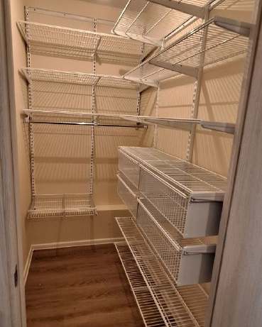 Белая угловая гардеробная с выдвижными корзинами, ~1,5×1,8 м, фото 1