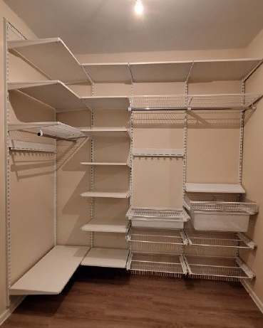 Белая угловая гардеробная с выдвижными корзинами, ~2,4×2 м, фото 1