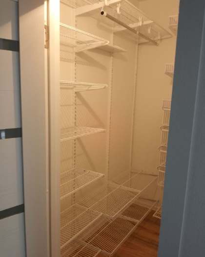 Белая угловая гардеробная с выдвижными корзинами, ~1,4×2,2 м, фото 2