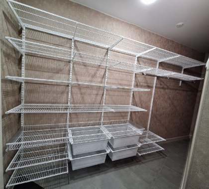 Белая угловая гардеробная с выдвижными корзинами, ~3×2 м, фото 1