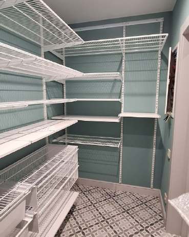 Белая угловая гардеробная с выдвижными корзинами, ~2,7×2 м, фото 1