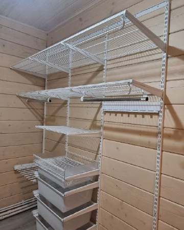 Белая угловая гардеробная с выдвижными корзинами, фото 1