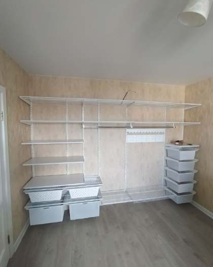 Белая угловая гардеробная с выдвижными корзинами, ~2,8×2,5 м, фото 1