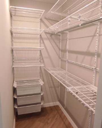 Белая угловая гардеробная с выдвижными корзинами, ~1,3×2,1 м, фото 1