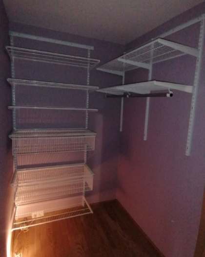 Белая угловая гардеробная с выдвижными корзинами, ~1,8×1,2 м, фото 1