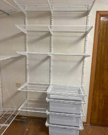 Белая угловая гардеробная с выдвижными корзинами, ~2,4×2,1 м, фото 2