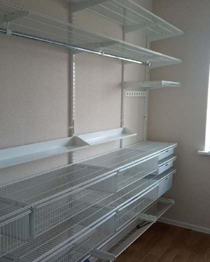 Белая угловая гардеробная с выдвижными корзинами, ~2,7×2 м, фото 1