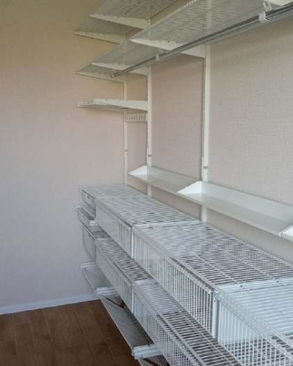 Белая угловая гардеробная с выдвижными корзинами, ~2,7×2 м, фото 2