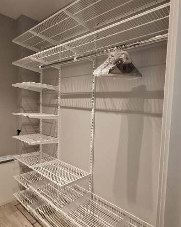 Белая угловая гардеробная с выдвижными корзинами, фото 1