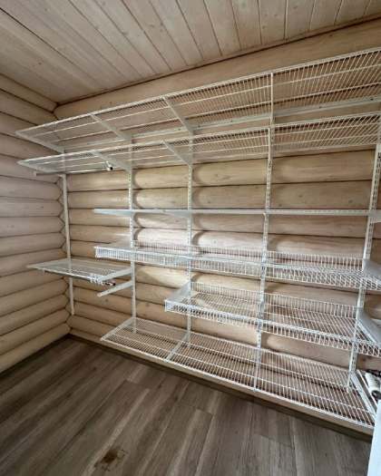 Белая угловая гардеробная с выдвижными корзинами, фото 1