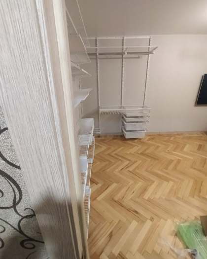 Белая угловая гардеробная с выдвижными корзинами, ~2,8×2,5 м, фото 1