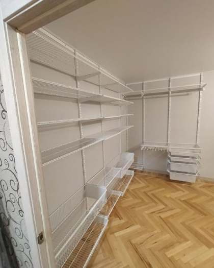 Белая угловая гардеробная с выдвижными корзинами, ~2,8×2,5 м, фото 2