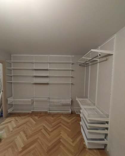 Белая угловая гардеробная с выдвижными корзинами, ~2,8×2,5 м, фото 3