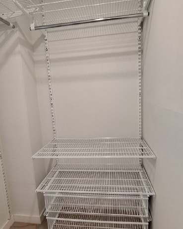 Белая угловая гардеробная с выдвижными корзинами, ~1,8×1,5 м, фото 1