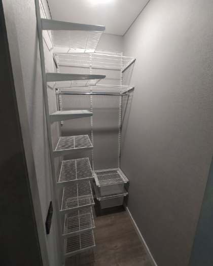 Белая угловая гардеробная с выдвижными корзинами, ~1,2×1,8 м, фото 1