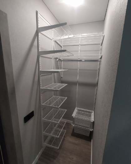 Белая угловая гардеробная с выдвижными корзинами, ~1,2×1,8 м, фото 2