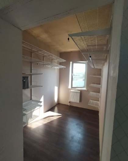 Белая угловая гардеробная с выдвижными корзинами, ~2,1×3,1 м, фото 1