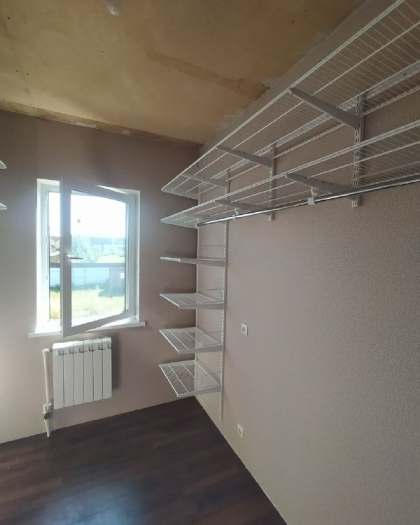 Белая угловая гардеробная с выдвижными корзинами, ~2,1×3,1 м, фото 2