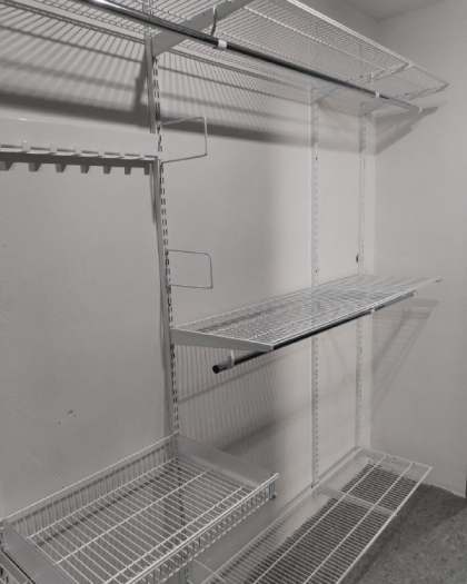 Белая угловая гардеробная с выдвижными корзинами, ~1,8×2,8 м, фото 3