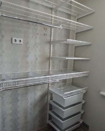 Белая угловая гардеробная с выдвижными корзинами, ~3,2×1,8 м, фото 1