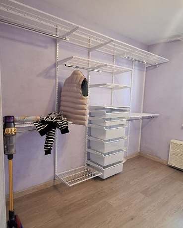 Белая угловая гардеробная с выдвижными корзинами, фото 1