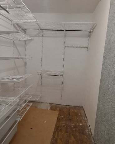 Белая угловая гардеробная с выдвижными корзинами, ~1,8×2,4 м, фото 1