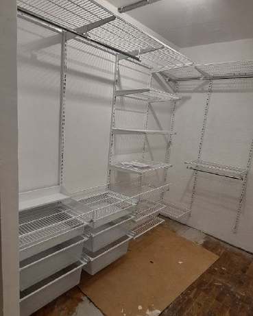 Белая угловая гардеробная с выдвижными корзинами, ~1,8×2,4 м, фото 2