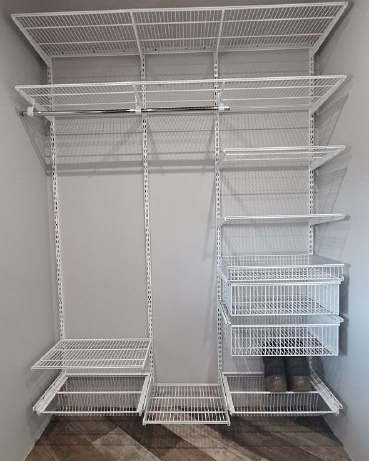Белая угловая гардеробная с выдвижными корзинами, ~1,8×1,5 м, фото 2