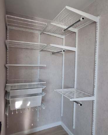 Белая угловая гардеробная с выдвижными корзинами, ~1,2×1,6 м, фото 1