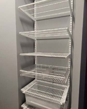 Белая угловая гардеробная с выдвижными корзинами, ~1,1×2,1 м, фото 2