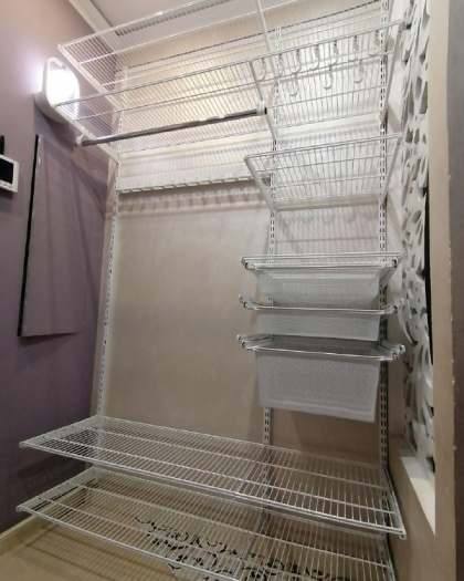 Белая угловая гардеробная с выдвижными корзинами, ~1,5×1,2 м, фото 1