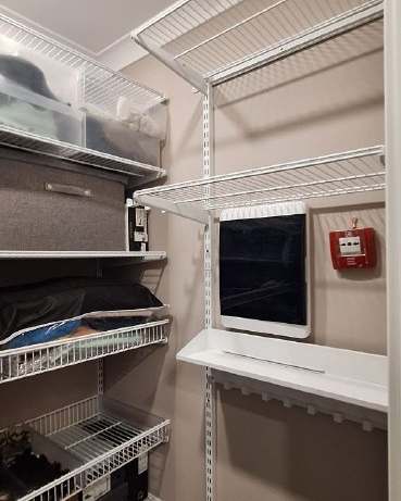 Белая угловая гардеробная с выдвижными корзинами, ~1,2×1,5 м, фото 1
