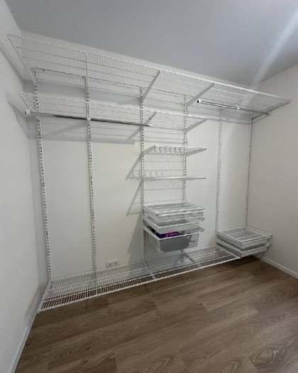 Белая угловая гардеробная с выдвижными корзинами, ~2,7×2,1 м, фото 1