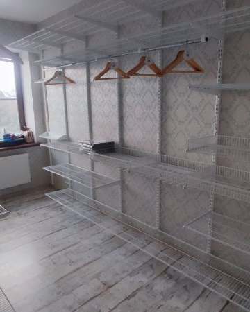 Белая угловая гардеробная с выдвижными корзинами, ~2,4×3,2 м, фото 1