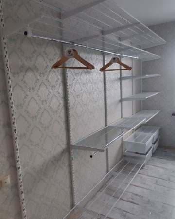 Белая угловая гардеробная с выдвижными корзинами, ~2,4×3,2 м, фото 3