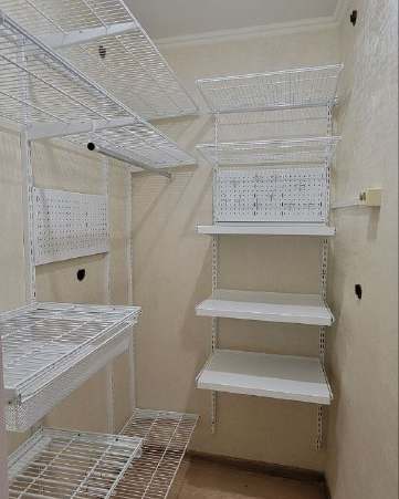 Белая угловая гардеробная с выдвижными корзинами, ~1,8×2,4 м, фото 1